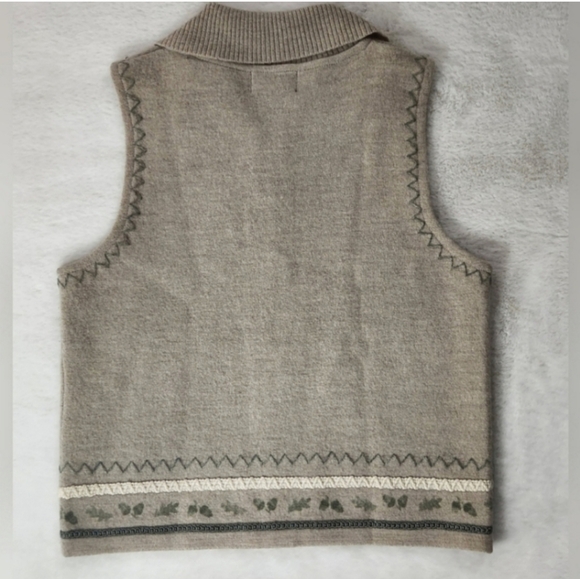 Vintage Woolrich Full Zip Vest with Lambs/Sheep - Picture 5 of 7